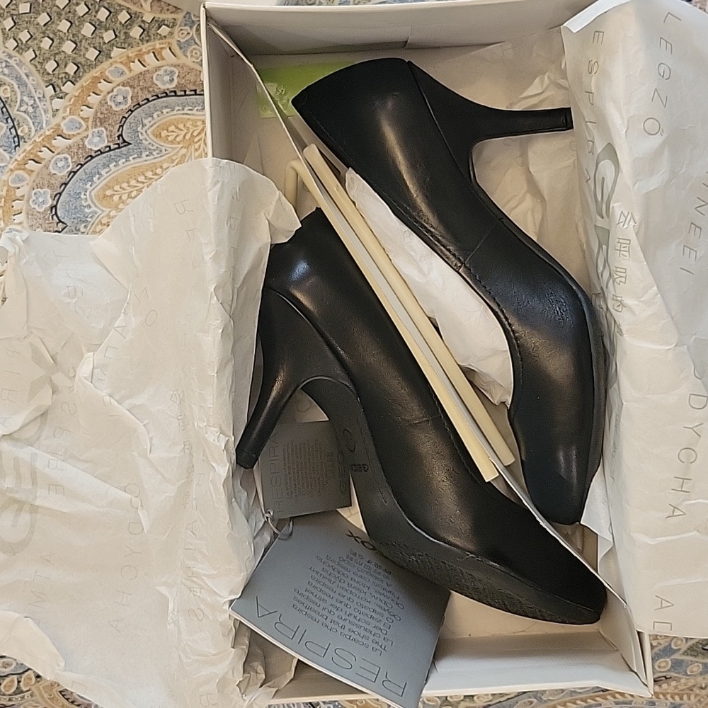 Shoes - Picture 8 of 9